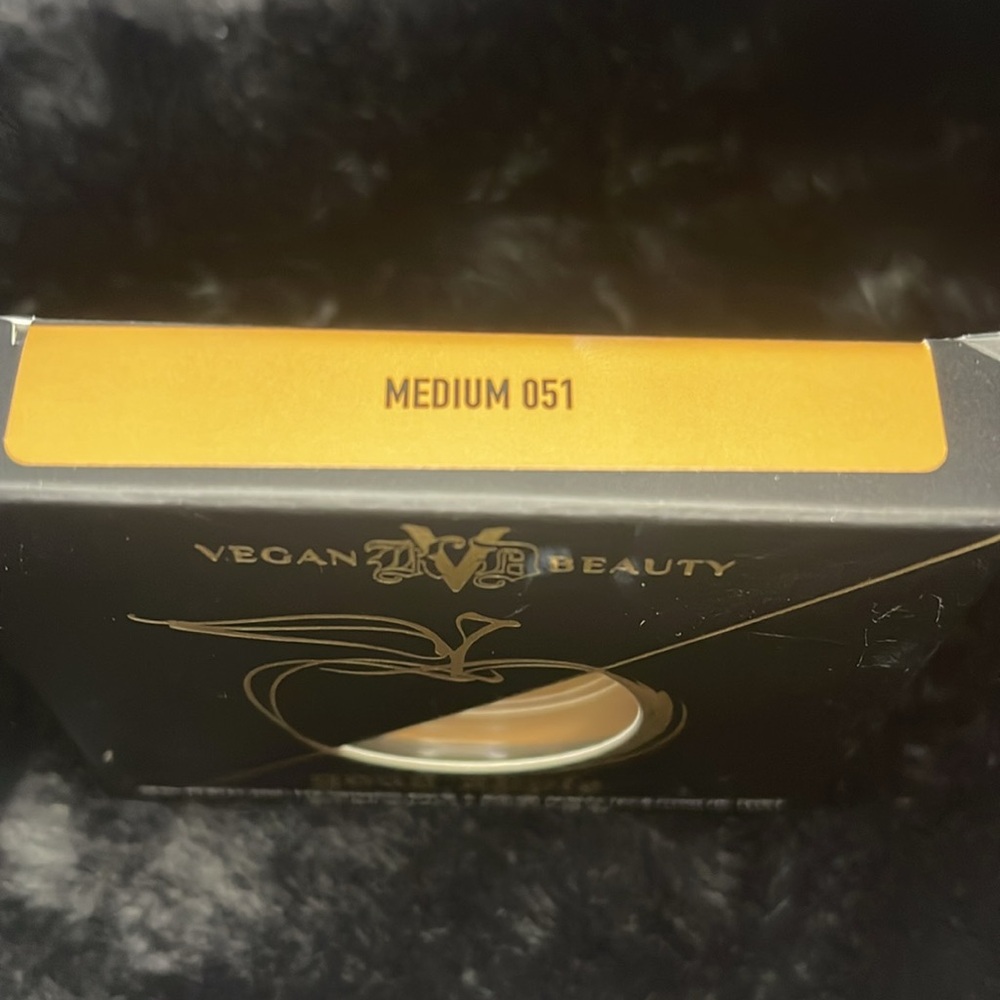 KVD Good Apple Medium 051 Skin-Perfecting Hydrating Foundation Balm - Picture 4 of 6